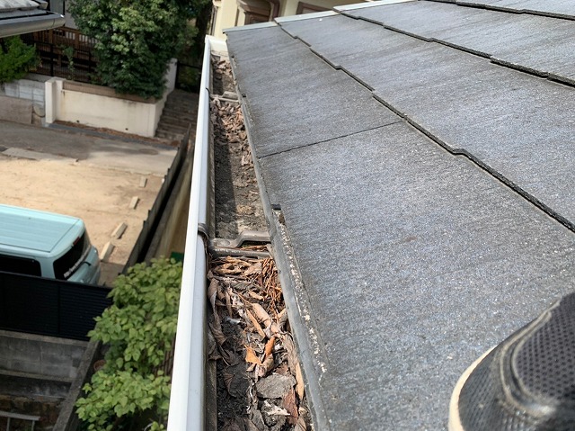 雨樋に落ち葉が溜まっている